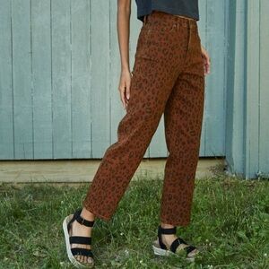 Universal Thread Women’s Brown and Black Leopard-print High Rise Mom Jeans Sz 2
